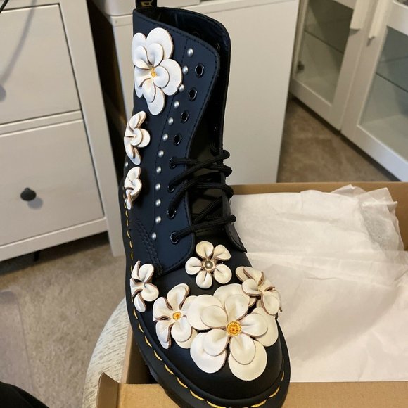 nib dr martens pascal flower black boots 23315001 hyrdo leather US womens 8 - Picture 2 of 6